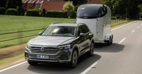 Имиджът на Volkswagen като производител на дизелови двигатели пострада от скандала Dieselgate Той засегна превозните средства, продадени до 2016 г.  В крайна сметка не попречи много на немците. За моделните години 2019 и 2020 купувачите на VW Touareg можеха да изберат 4,0-литров V8 дизелов двигател с двойни турбокомпресори, който произвежда 416 конски сили. Така можеше да дърпа 3,5 тона.

Двигателят първоначално е предназначен за Bentley Bentayga, но VW  променят мнението си и го поставят в своя SUV, твърдят медии.  Собственото тегло на Touareg от почти 2,5 тона и мощният двигател обаче го правят доста гълтащ нафта и пари. Средният разход скача до средно 12 литра на 100 километра. Но ускорението до стотака за 5,1 секунди и максимална скорост от 240 километра в час ще ви разсеят.